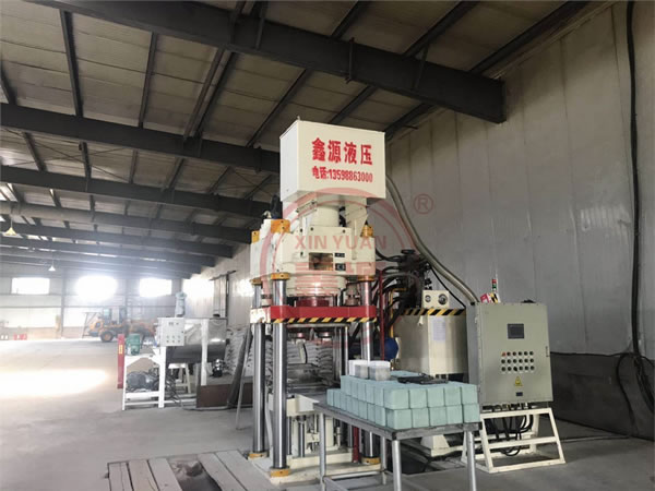 內蒙全自動一次兩塊鹽磚機客戶現(xiàn)場